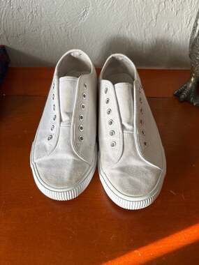 Hurley Chloe Women's Low Top Canvas Slip-On Sneakers White